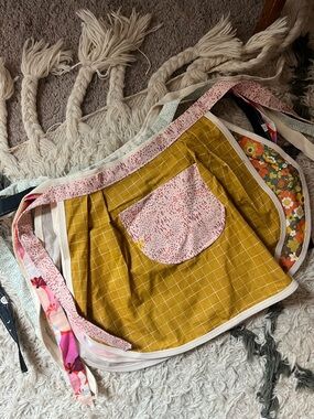 Kids Apron Lot! 6 handmaid kiss aprons. So cute!